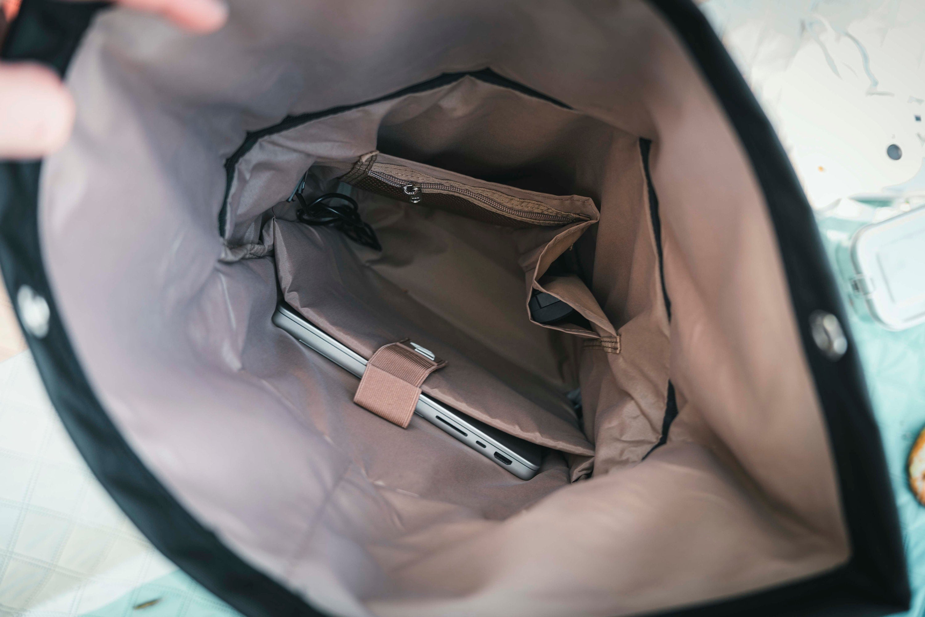 Großer Rolltop Rucksack mit Brustgurt und Nassfach, wasserabweisend, schwarz-grau