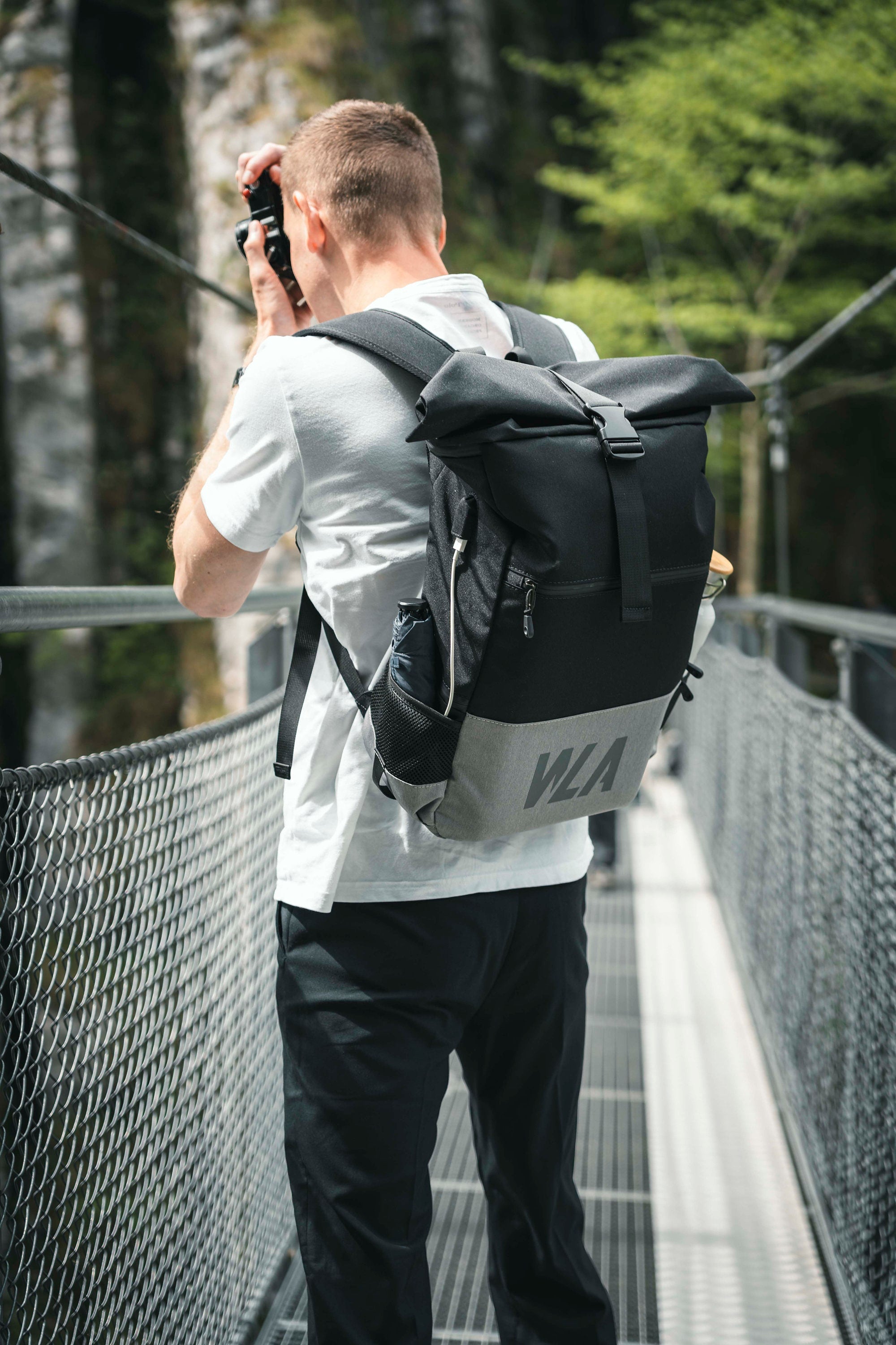 Großer Rolltop Rucksack mit Brustgurt und Nassfach, wasserabweisend, schwarz-grau