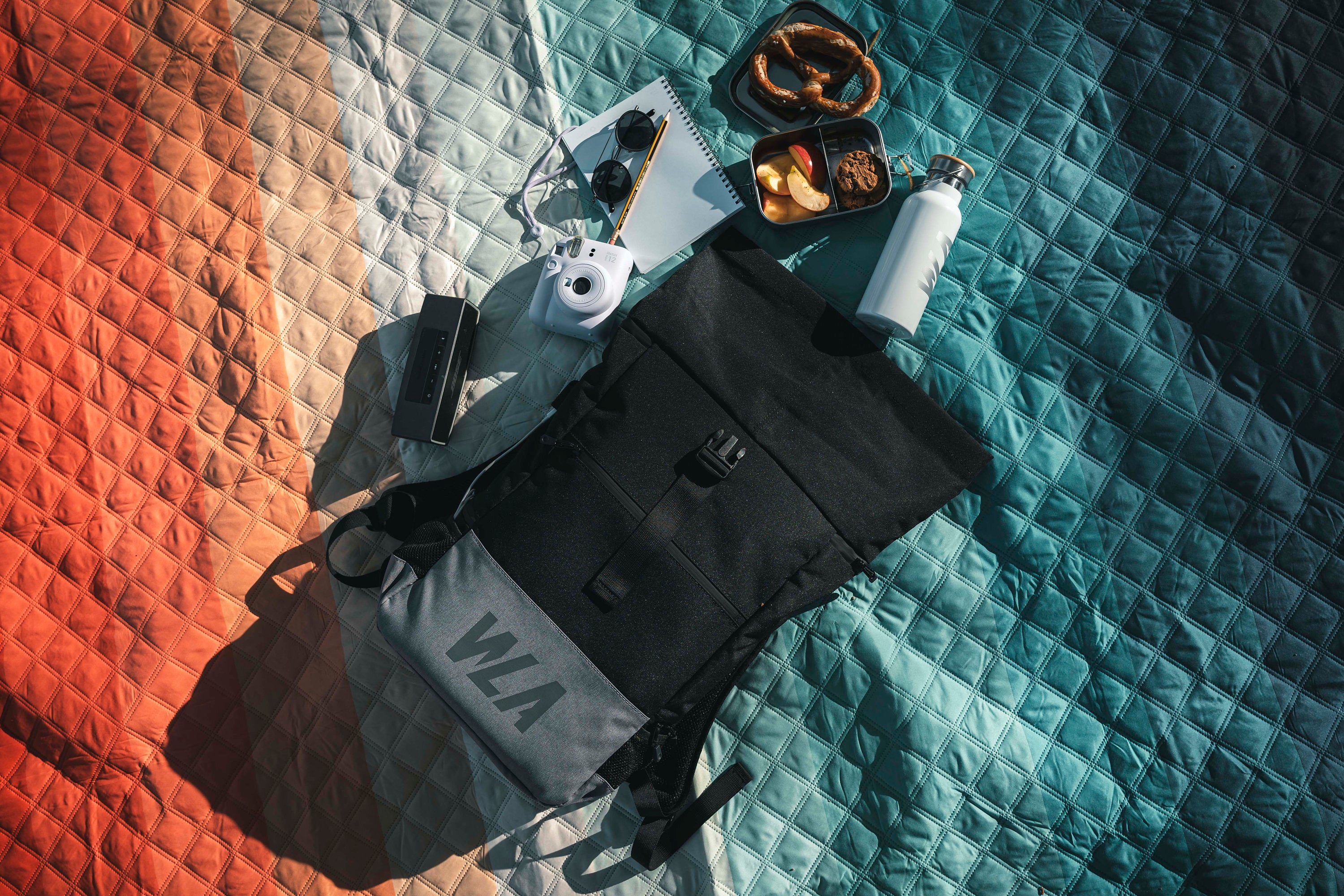 Großer Rolltop Rucksack mit Brustgurt und Nassfach, wasserabweisend, schwarz-grau