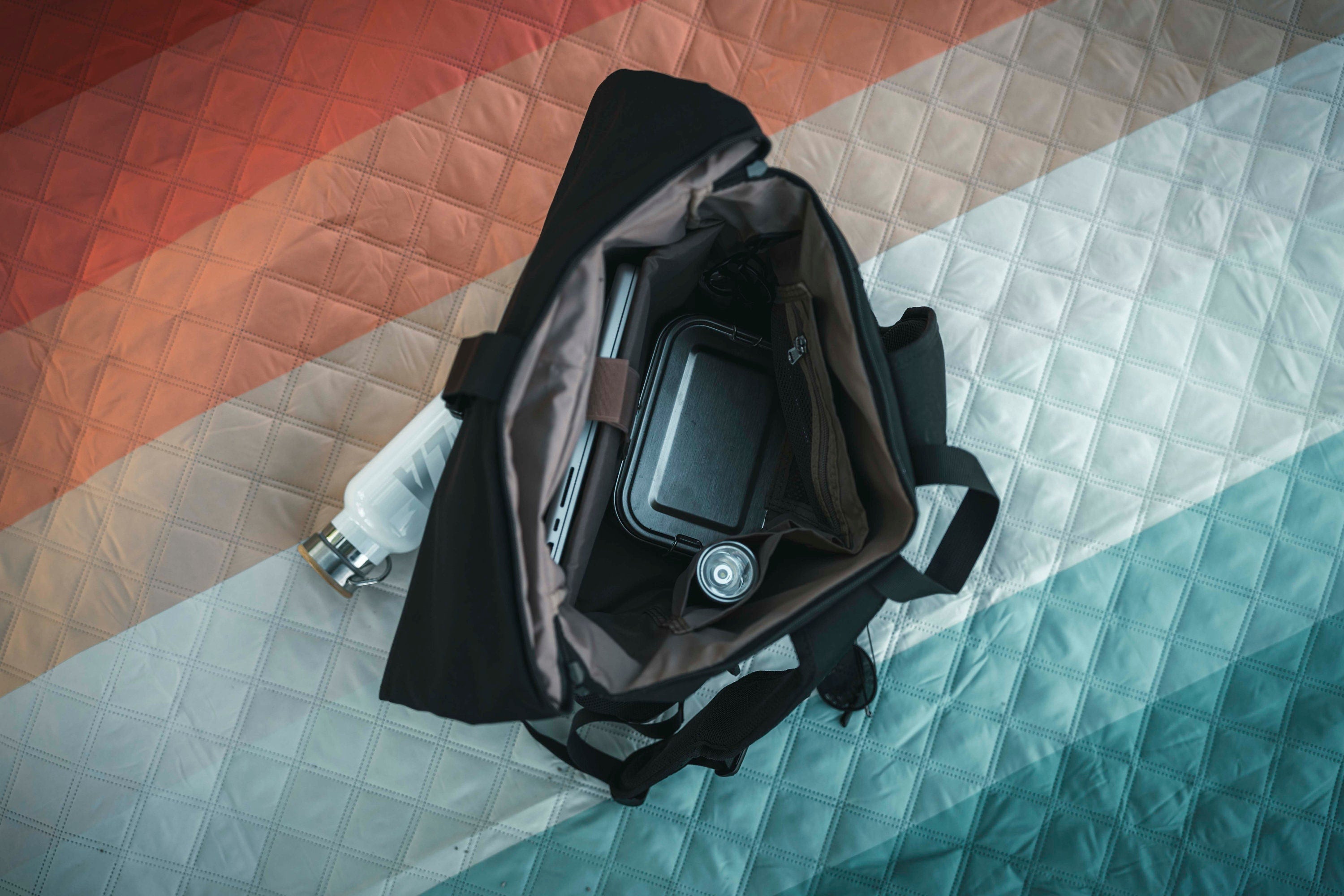 Großer Rolltop Rucksack mit Brustgurt und Nassfach, wasserabweisend, schwarz-grau